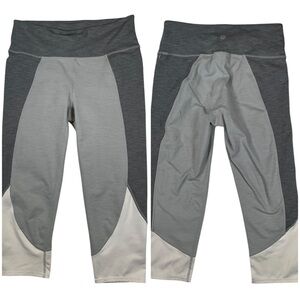 Athleta Gray and‎ White Cropped 19” Leggings with Color-Block Design Size Medium